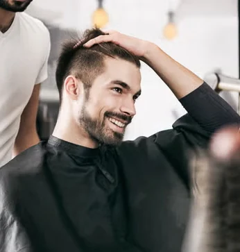 Barber professionnel en pleine prestation à domicile