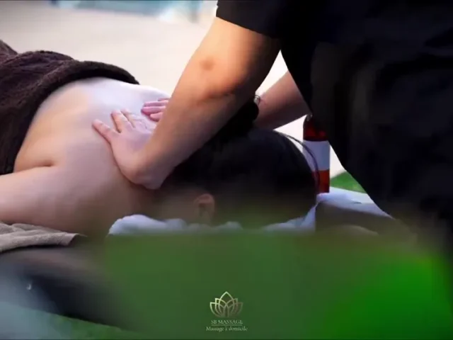 Détail des mains d’une cliente reposée pendant le massage