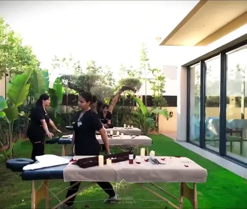 Massage anti-stress en plein air, manoeuvres lentes sur le dos