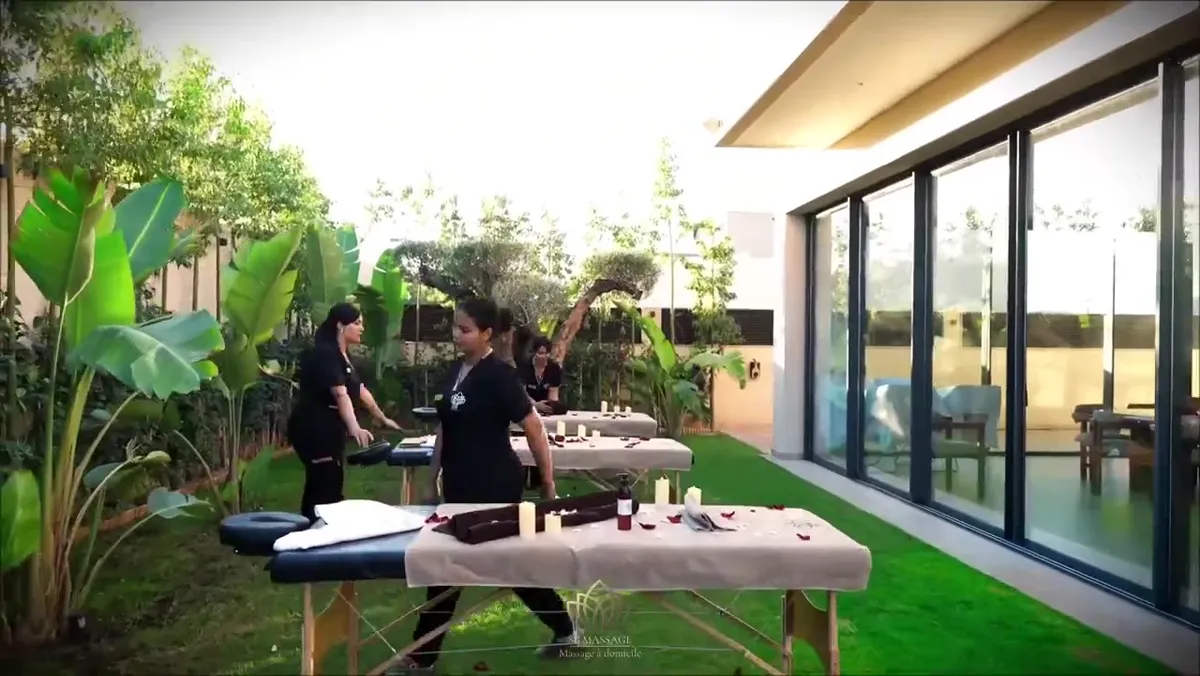 Massage anti-stress en plein air, manoeuvres lentes sur le dos