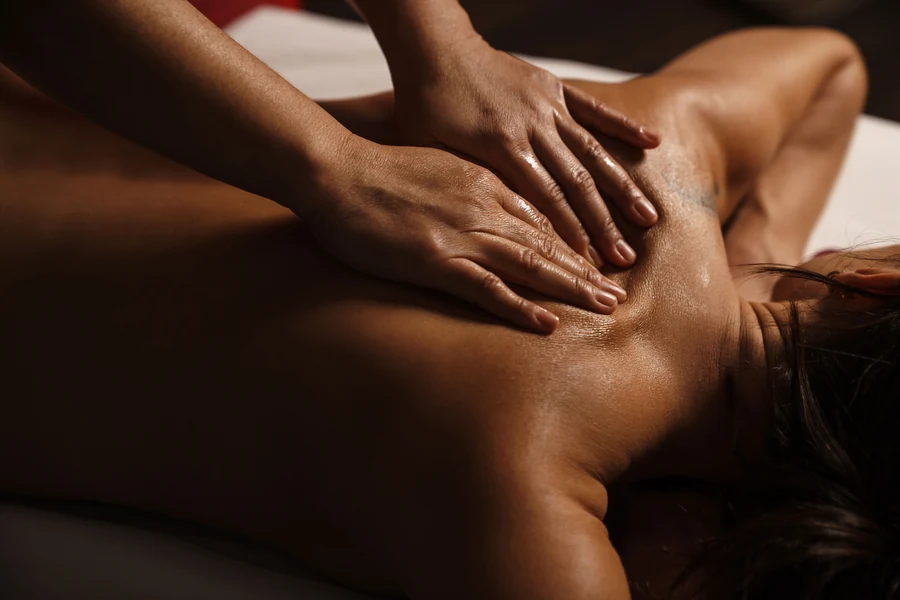 Massage relaxant du dos prodigué par une thérapeute SB Massage