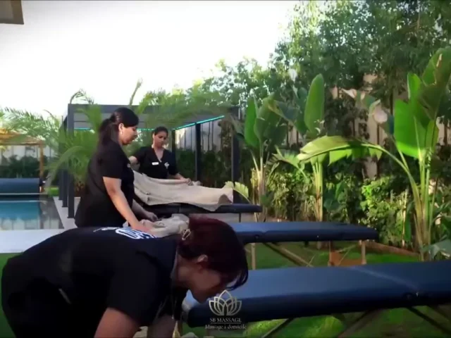 Table de massage installée dans un salon de villa lumineux