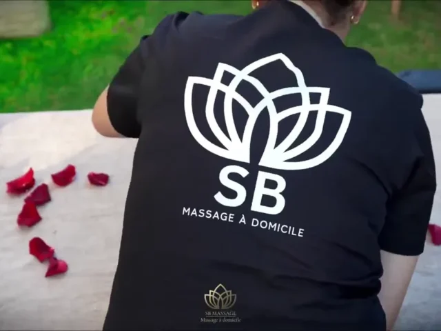 Bougies et pétales de roses disposés sur une table de massage